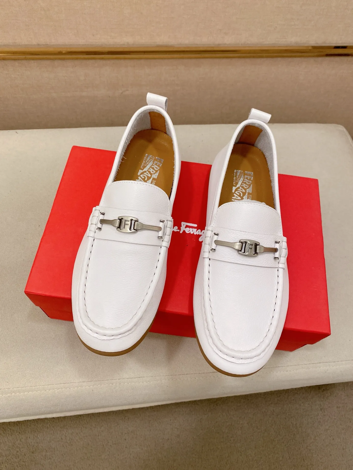 Factory price 500💰 Original Ferragamo men's shoes! The world's top brands...Luxury quality...//Fashion and high-end footwear 👍💪🏻...give you a low-key luxury comfort experience👍. The upper is made of pure Italian imported original cowhide and sweat-absorbent sheepskin lining. It is comfortable and breathable, high-end and classy... luxurious and noble!! .. OEM factory shipment [Hug] stall.. Original board. Welcome to taste..38--44.